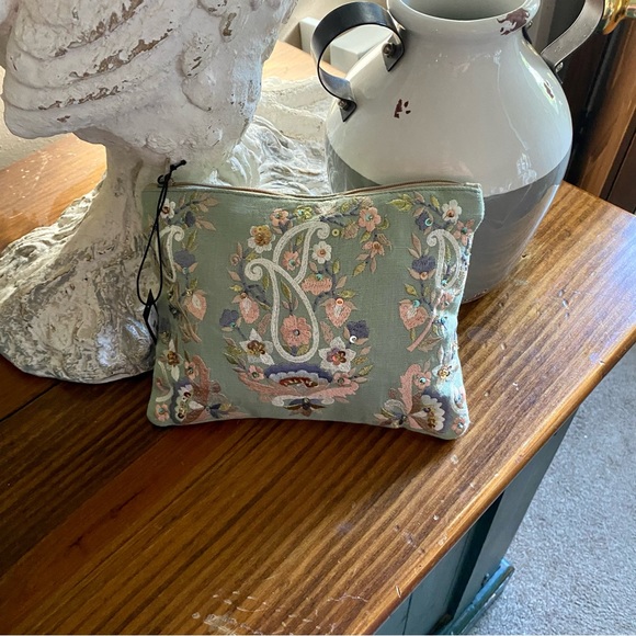 Beautifully detailed embroidered clutch! - Picture 9 of 15